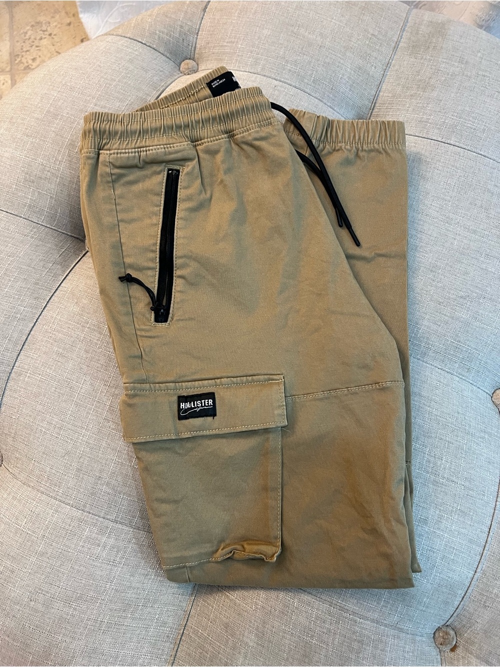 NWOT Hollister Olive-Tan Cargo Skinny Jogger Pants with Black Accents